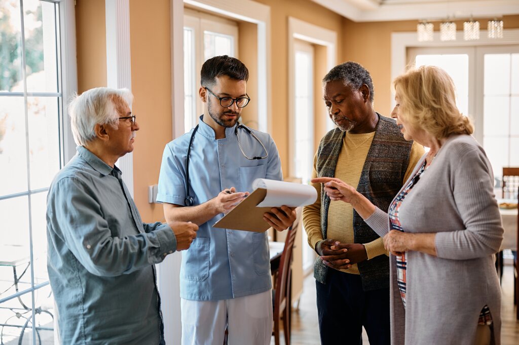 Pflegefachkraft führt eine Pflegeberatung beim Patienten zuhause durch.
